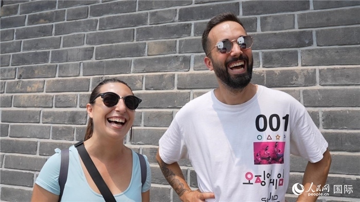 圖為西班牙籍游客塔瑪拉·魯伊斯·查莫羅（左）和馬克·普拉達(dá)·巴約納（右）。人民網(wǎng)記者 吳超嵐攝