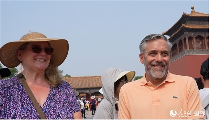 圖為來自美國拉斯維加斯的游客格雷琴·拉森 （Gretchen Larsen）（左）和她的丈夫埃里克·拉森（Eric Larsen）（右）。人民網(wǎng)記者 吳超嵐攝