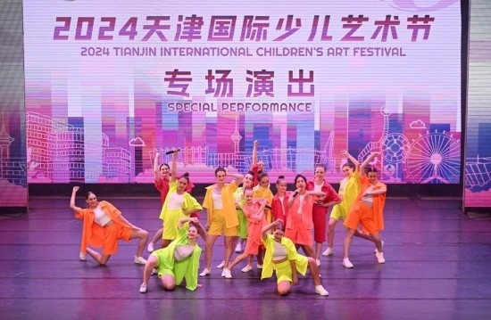 7月22日，來自俄羅斯的舞蹈團演員在藝術節(jié)上展演。新華社記者 趙子碩 攝