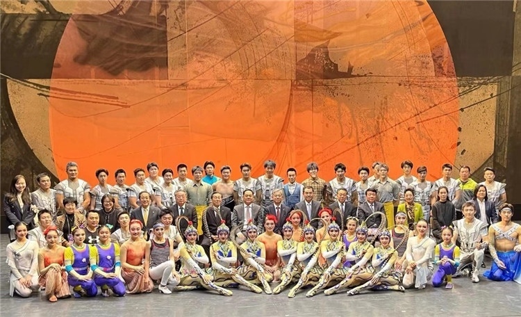 4月12日，中國(guó)人民對(duì)外友好協(xié)會(huì)會(huì)長(zhǎng)楊萬(wàn)明、駐日大使吳江浩及來(lái)自36國(guó)70位駐日使節(jié)代表等現(xiàn)場(chǎng)觀看中國(guó)雜技團(tuán)東京公演。中國(guó)人民對(duì)外友好協(xié)會(huì)供圖