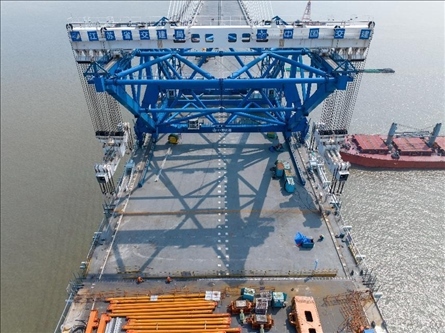 △ 圖為我國(guó)自主研發(fā)的世界最大噸位橋面吊機(jī)。