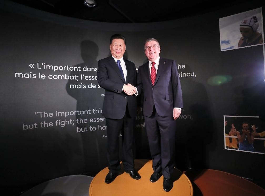 2017年1月18日，國(guó)家主席習(xí)近平在瑞士洛桑國(guó)際奧林匹克博物館會(huì)見(jiàn)國(guó)際奧林匹克委員會(huì)主席巴赫。這是習(xí)近平和巴赫在奧運(yùn)冠軍領(lǐng)獎(jiǎng)臺(tái)上合影。新華社記者 蘭紅光 攝