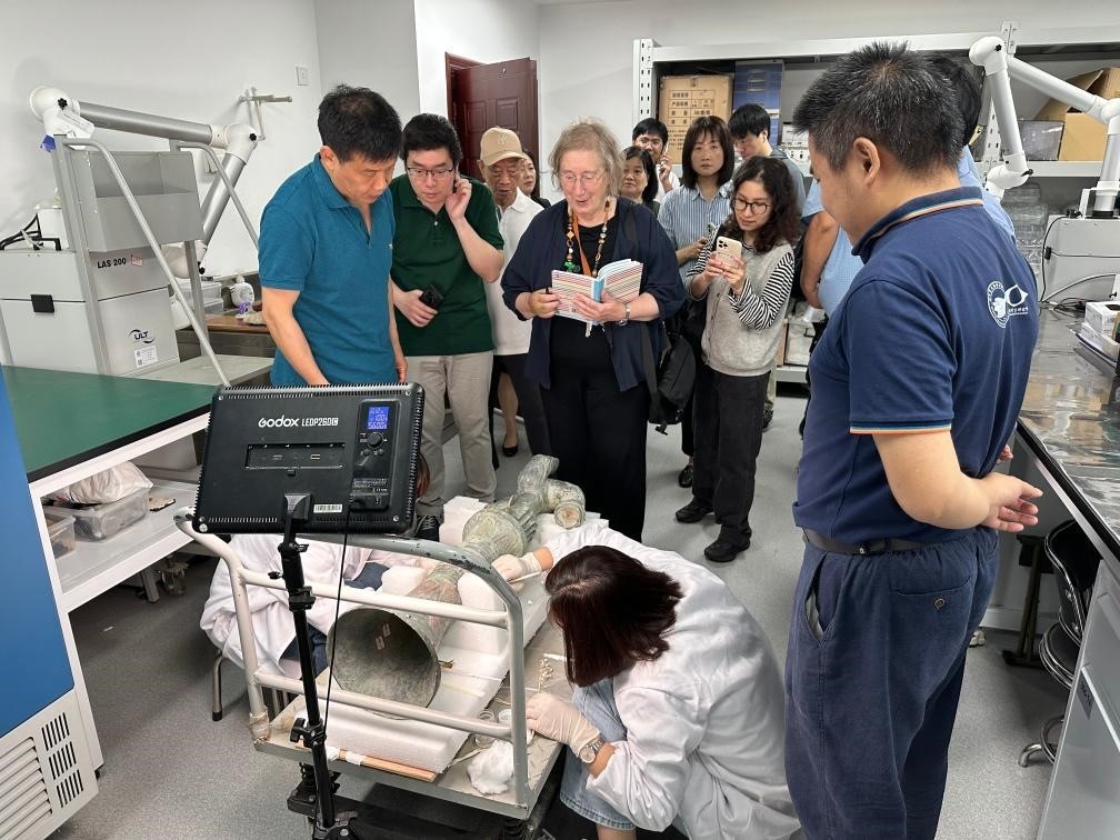 2024年5月28日，英國考古學(xué)家、牛津大學(xué)教授杰西卡·羅森在文物保護修復(fù)實驗室觀摩文物。新華社發(fā)（四川省文物考古研究院供圖）