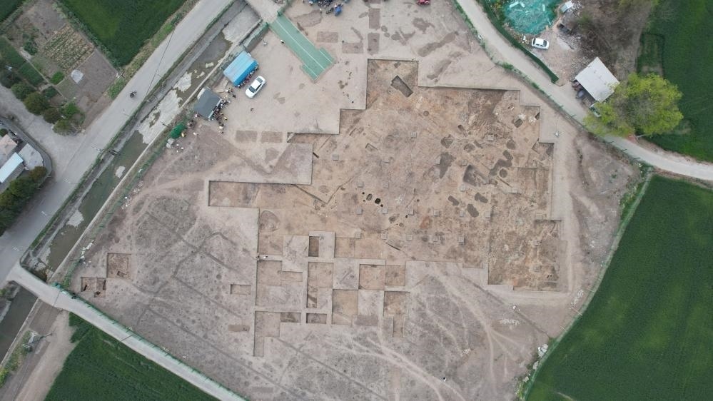 這是2024年3月23日拍攝的四川省廣漢市三星堆遺址發(fā)掘區(qū)（無人機照片）。新華社發(fā)（四川省文物考古研究院供圖）