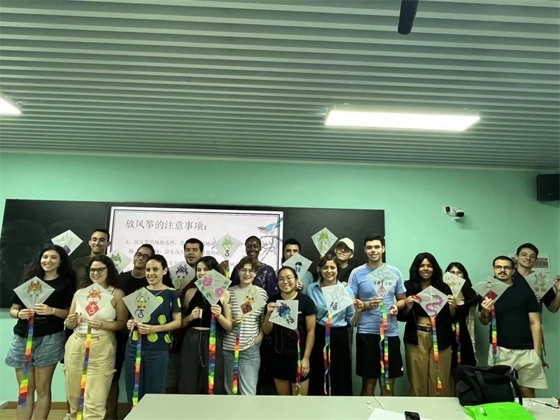 在中國(guó)和巴西共迎兩國(guó)建交50周年之際，巴西圣保羅州立大學(xué)孔子學(xué)院今年7月成功組織多批、近40名巴西青少年來(lái)華進(jìn)行短期訪(fǎng)問(wèn)交流，圖為訪(fǎng)問(wèn)團(tuán)成員參加文化體驗(yàn)活動(dòng)。 巴西圣保羅州立大學(xué)孔子學(xué)院供圖