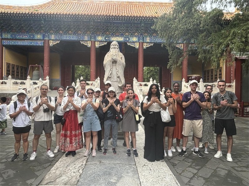 在中國(guó)和巴西共迎兩國(guó)建交50周年之際，巴西圣保羅州立大學(xué)孔子學(xué)院今年7月成功組織多批、近40名巴西青少年來(lái)華進(jìn)行短期訪(fǎng)問(wèn)交流，圖為訪(fǎng)問(wèn)團(tuán)成員參加文化體驗(yàn)活動(dòng)。 巴西圣保羅州立大學(xué)孔子學(xué)院供圖