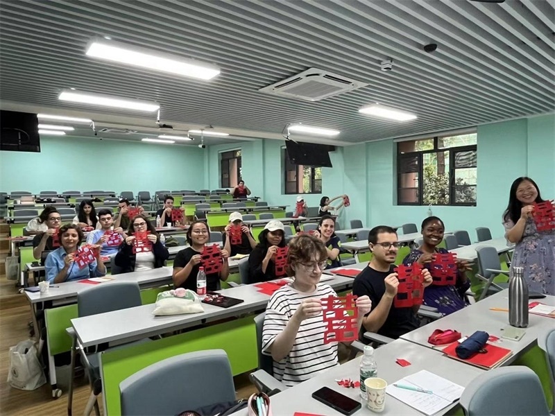 在中國(guó)和巴西共迎兩國(guó)建交50周年之際，巴西圣保羅州立大學(xué)孔子學(xué)院今年7月成功組織多批、近40名巴西青少年來(lái)華進(jìn)行短期訪(fǎng)問(wèn)交流，圖為訪(fǎng)問(wèn)團(tuán)成員參加文化體驗(yàn)活動(dòng)。 巴西圣保羅州立大學(xué)孔子學(xué)院供圖