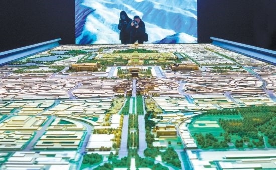 首都博物館“輝煌中軸”展廳內(nèi)，十六米長的中軸線沙盤，配以立體投影技術，展現(xiàn)北京中軸線之壯美。 本報記者 武亦彬攝