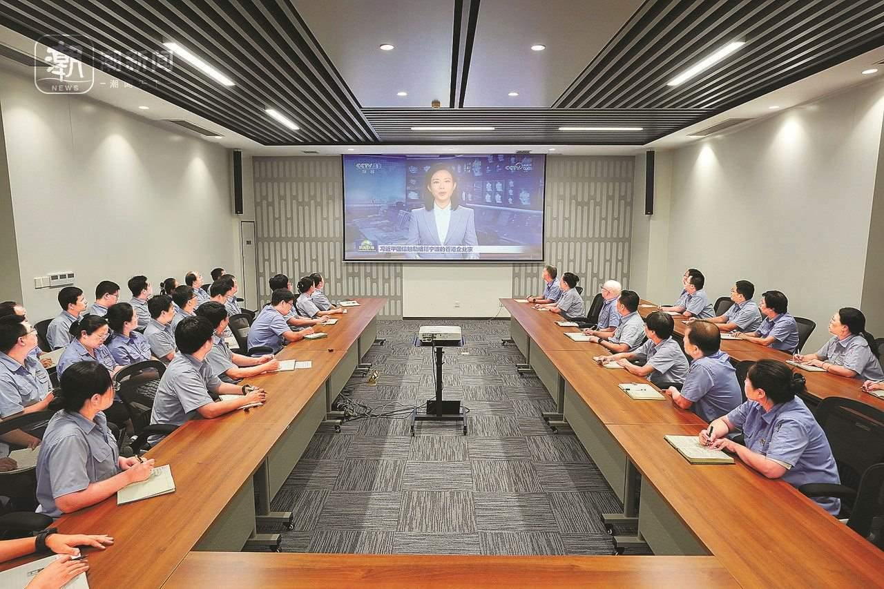 2024年8月1日晚，寧波永新光學(xué)股份有限公司員工集體觀看央視《新聞聯(lián)播》關(guān)于國家主席習(xí)近平給包陪慶、曹其鏞等祖籍寧波的香港企業(yè)家回信的報道。潮新聞記者 賀元凱 彭鵬 周旭輝 攝