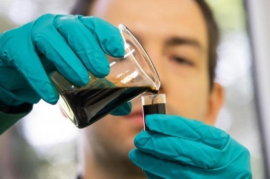 2022年5月24日，在匈牙利薩茲豪隆包陶多瑙河煉油廠，一名工人對通過阿德里亞輸油管道運達的原油樣品進行質(zhì)量分析。新華社發(fā)（弗爾季·奧蒂洛攝）