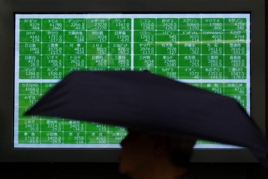 8月2日，在日本東京，行人經(jīng)過一處股指信息電子顯示屏。新華社記者張笑宇攝