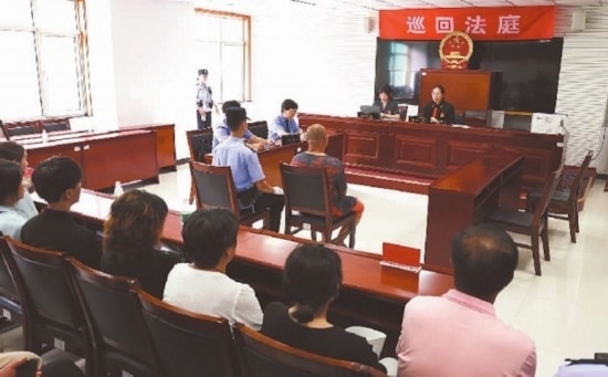 圖①：庭審現(xiàn)場。