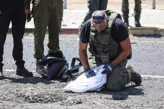 8月6日，在以色列納哈里亞，警方在無人機襲擊現(xiàn)場開展工作。以色列國防軍6日發(fā)表聲明說，多架無人機當天從黎巴嫩射向以色列，造成以色列邊境城市納哈里亞數(shù)名平民受傷。新華社/基尼圖片社