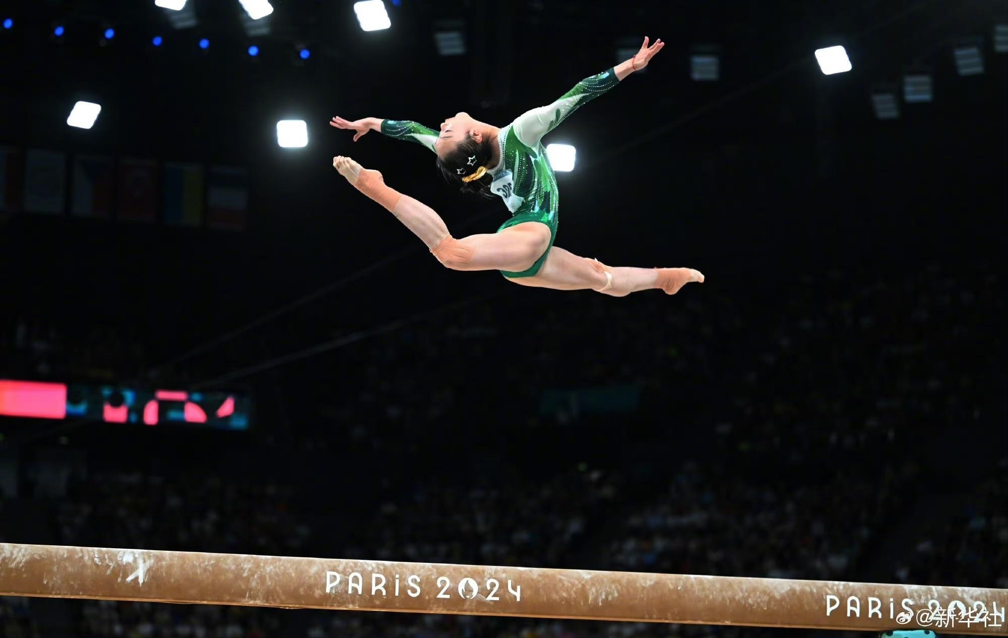 巴黎奧運會體操女子平衡木比賽中，中國選手周雅琴的靚麗身姿