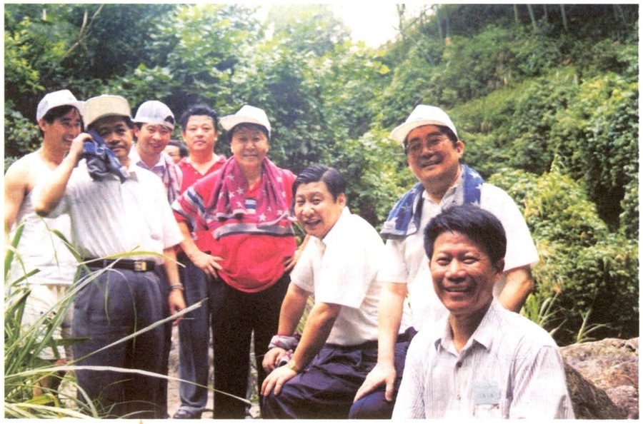 1999年6月，習近平在福州森林公園參加紀念毛主席“發(fā)展體育運動，增強人民體質(zhì)”題詞47周年登山健身活動。（資料照片，來源：《習近平在福建》（下））