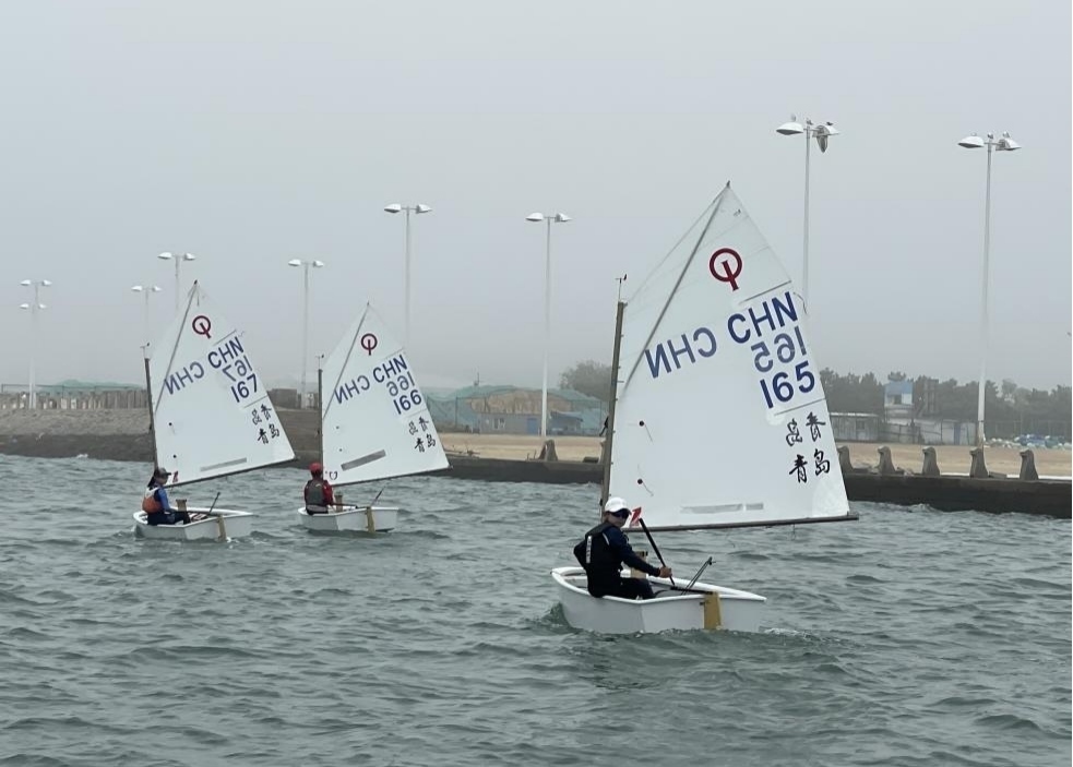 青島市嶗山區(qū)中韓小學(xué)帆船社團(tuán)進(jìn)行帆船訓(xùn)練。青島市嶗山區(qū)教育和體育局供圖