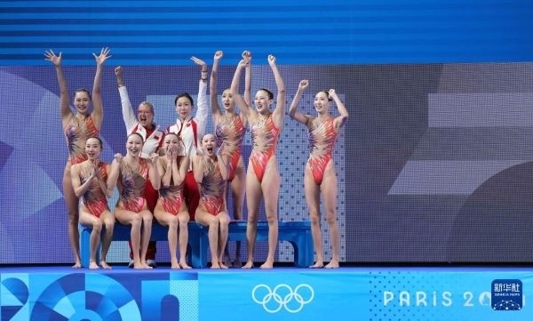 北京時(shí)間8月8日凌晨，巴黎奧運(yùn)會(huì)花樣游泳集體項(xiàng)目的最后一項(xiàng)比賽集體技巧自選在巴黎奧林匹克水上運(yùn)動(dòng)中心舉行。中國(guó)隊(duì)奪得花樣游泳集體項(xiàng)目金牌。圖為中國(guó)隊(duì)在比賽后慶祝奪冠。新華社記者 薛宇舸 攝