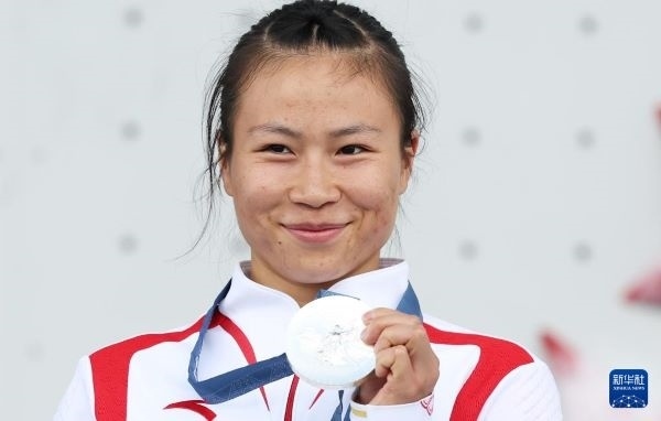 北京時間8月7日，在巴黎奧運會攀巖女子速度賽比賽中，中國選手鄧麗娟獲得銀牌。圖為亞軍中國選手鄧麗娟在頒獎儀式上。新華社記者 高靜 攝