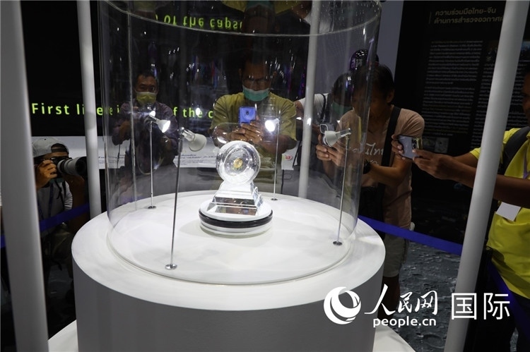 “嫦娥五號(hào)”探測(cè)器從月球帶回的月球樣品在泰國(guó)展出。人民網(wǎng)記者簡(jiǎn)承淵攝