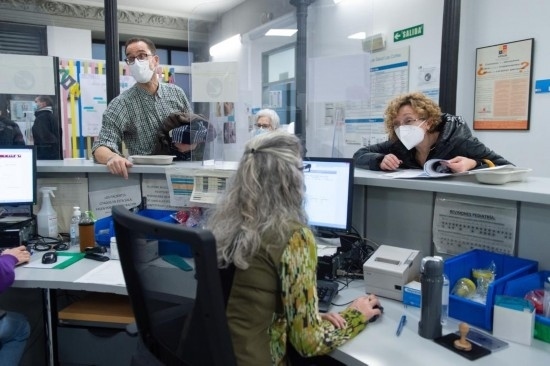 1月15日，人們?cè)谖靼嘌礼R德里一家診所內(nèi)就診。新華社發(fā)（古斯塔沃·巴連特?cái)z）