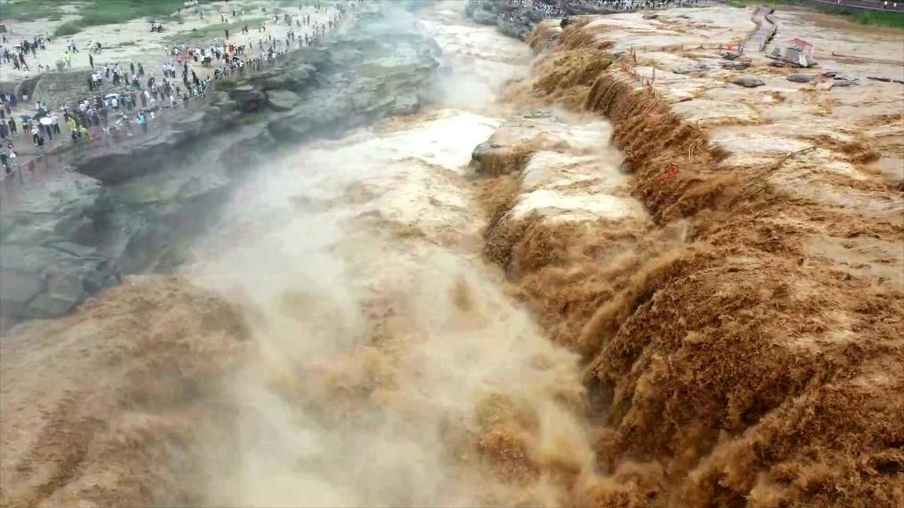 黃河壺口瀑布水量大增，出現(xiàn)壯美黃色瀑布群景觀。新華社發(fā) 呂桂明 攝