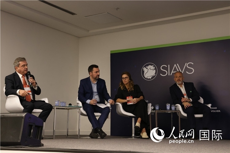 巴西動物蛋白協(xié)會高層管理人員在展覽會舉辦前接受外國記者采訪。 人民網(wǎng)記者 時(shí)元皓攝