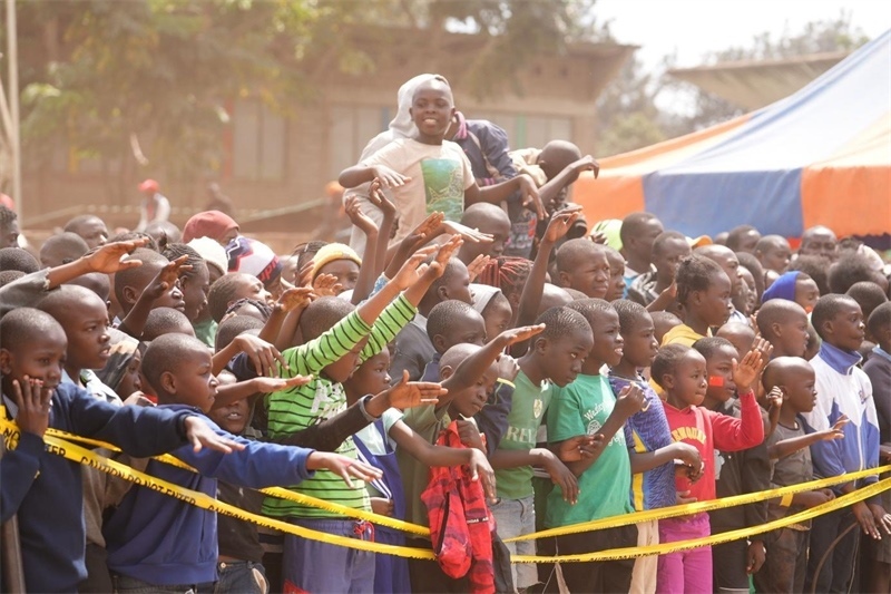 孩子們觀看達(dá)人秀。主辦方供圖