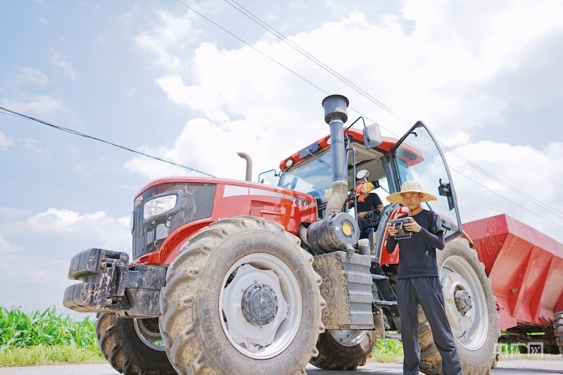 王銘欣正盯著遙控器操作無人機（央廣網記者 張羲輪 攝）