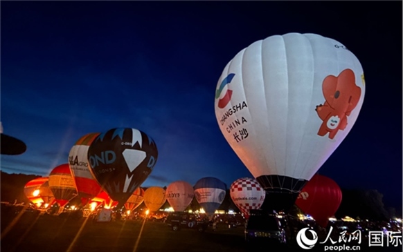 來(lái)自中國(guó)長(zhǎng)沙的定制熱氣球亮相布里斯托國(guó)際氣球節(jié)。人民網(wǎng)記者 余穎攝