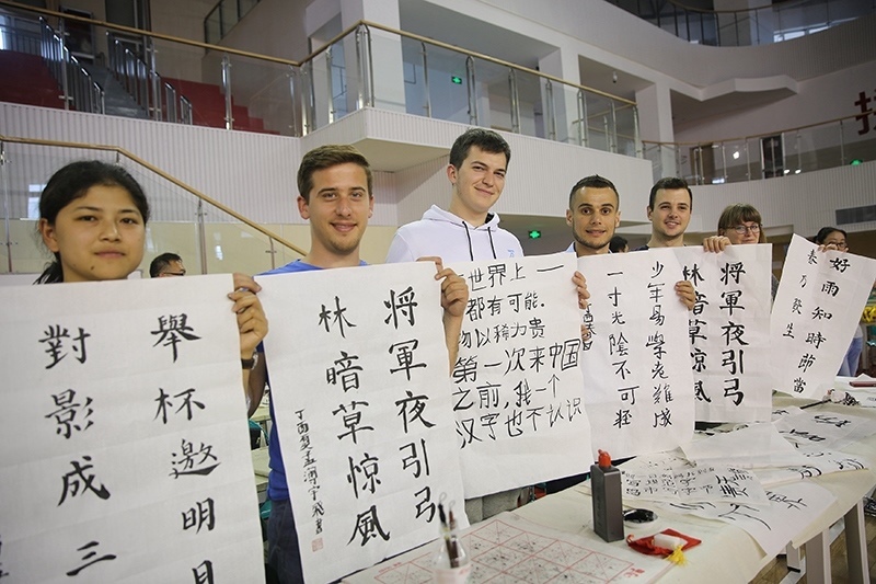 2017年6月5日，來自青島大學和中國石油大學（華東）的外國留學生在展示現(xiàn)場完成的書法作品。