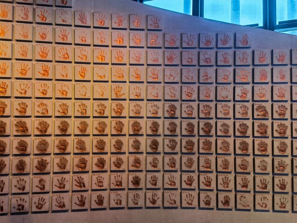 圖為侵華日軍南京大屠殺遇難同胞紀(jì)念館“三個(gè)必勝”展廳排列的648個(gè)鮮紅的手?。ň植浚Ｐ氯A社記者 邱冰清 攝