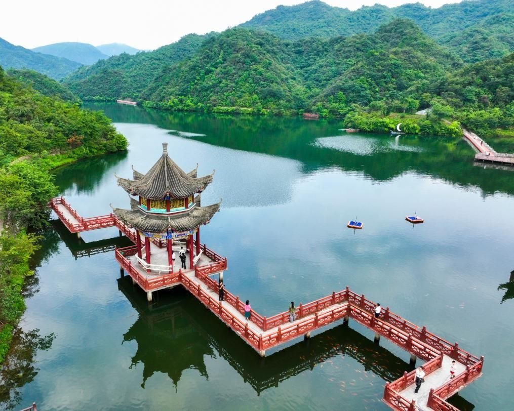 2024年8月11日，游客在湖南省雙牌縣陽明山國家森林公園萬和湖休閑游玩。新華社發(fā)（周秀魚春攝）