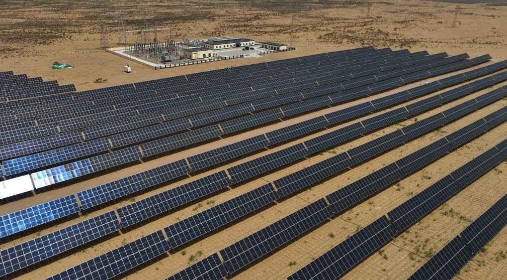 這是2024年5月16日拍攝的內(nèi)蒙古巴彥淖爾市磴口縣烏蘭布和沙漠光伏基地。新華社記者李云平攝