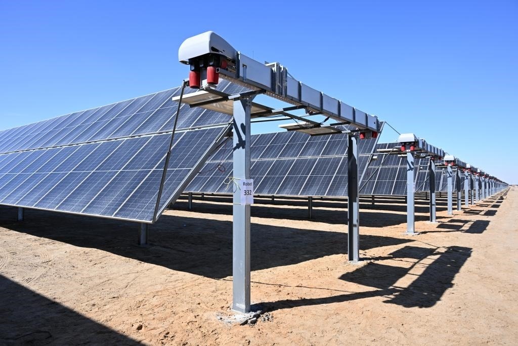 這是2023年3月18日在位于阿聯(lián)酋阿布扎比南部的艾爾達芙拉光伏電站拍攝的光伏板。新華社發(fā)（中國機械設(shè)備工程股份有限公司阿布扎比分公司供圖）