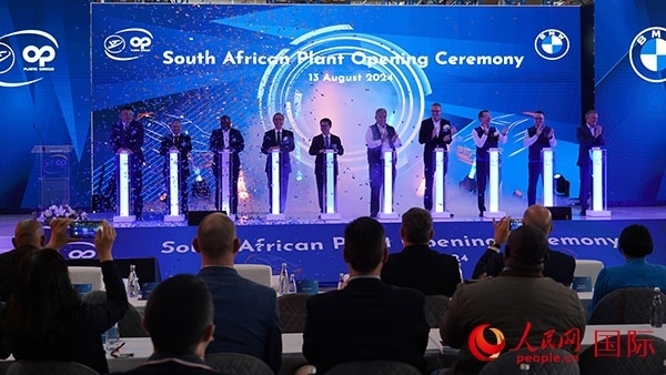 嘉賓點(diǎn)亮燈柱。人民網(wǎng) 張茜攝