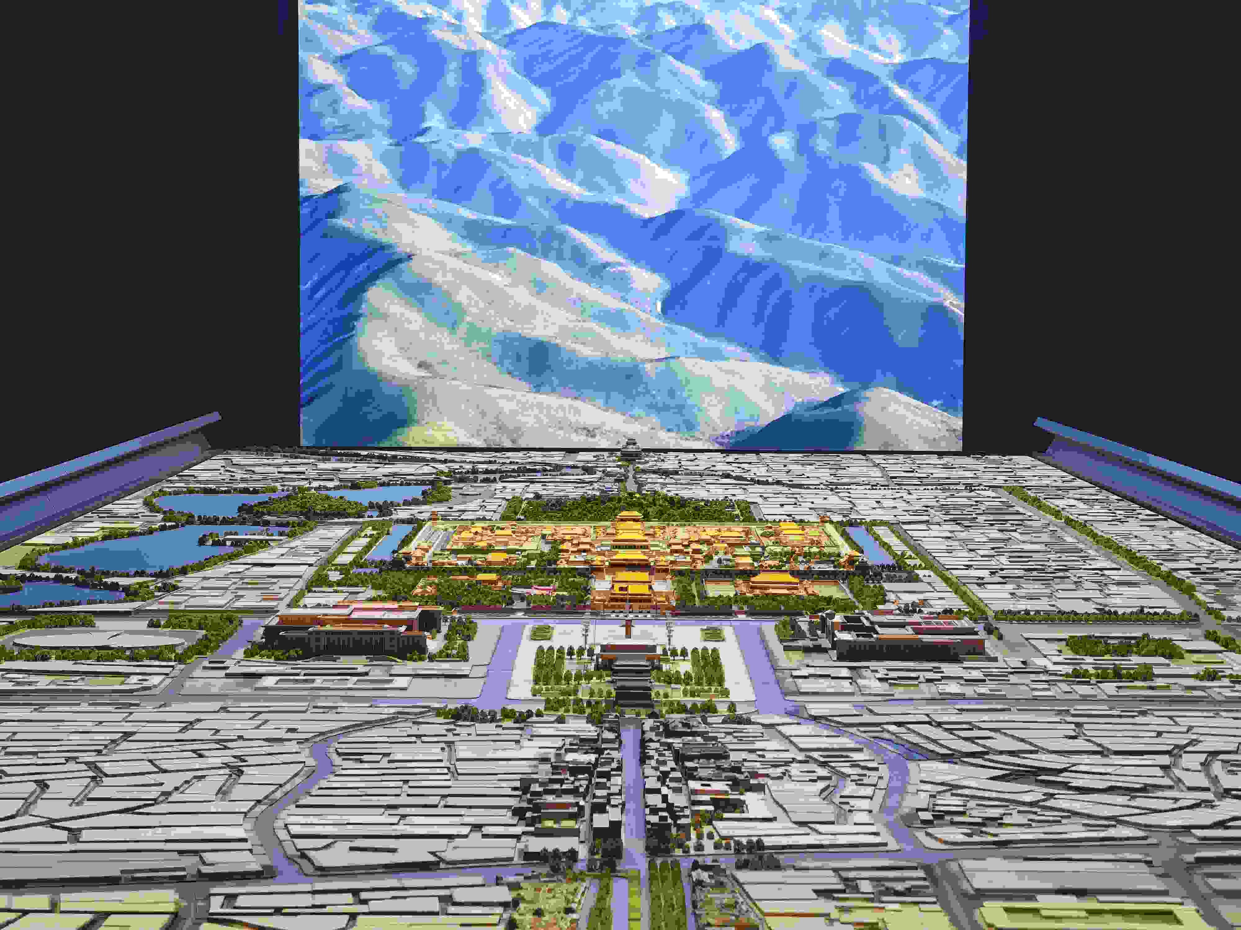 2023年3月，北京首都博物館精心制作的16米長中軸線沙盤，配以立體投影技術(shù)，展現(xiàn)了北京中軸線之壯美。