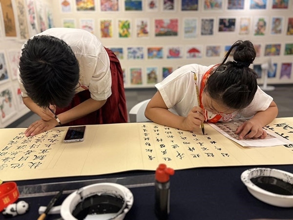 參加本次展覽的青少年在現(xiàn)場(chǎng)進(jìn)行書(shū)法創(chuàng)作。主辦方供圖
