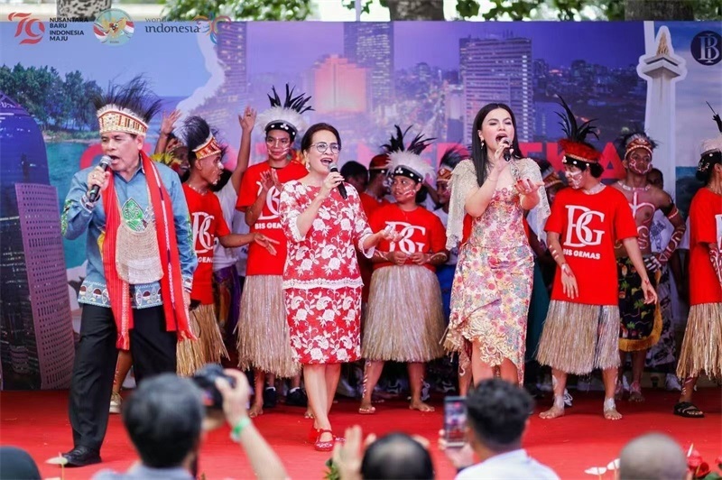 大使夫婦與演員一起共唱《明天會更好》。