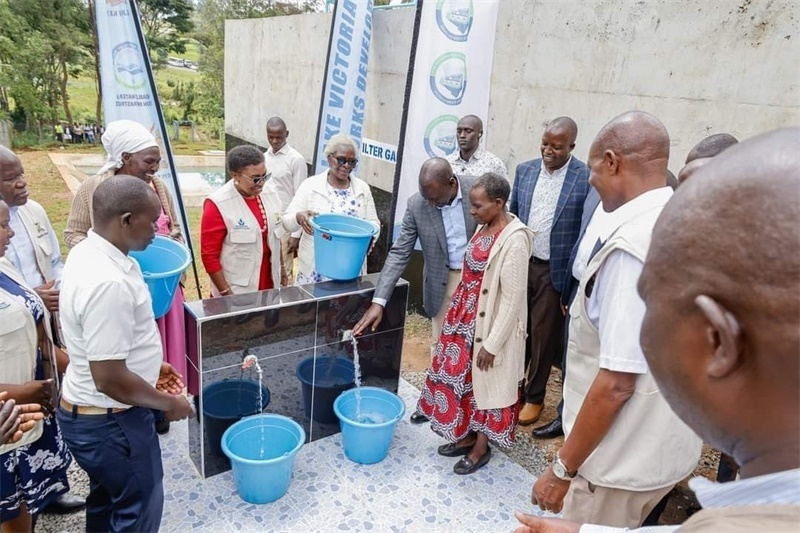 肯尼亞總統(tǒng)魯托考察南迪山供水項目設備運行情況。中鐵十局供圖