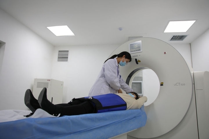 2023年3月2日，安徽省合肥市包河區(qū)煙墩街道社區(qū)衛(wèi)生服務(wù)中心的醫(yī)護(hù)人員為患者進(jìn)行CT檢查。 新華社記者 曹力 攝