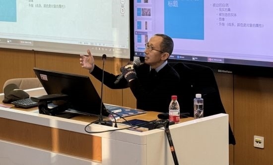 從去年秋天起，還在治療中的朱銳就堅持給本科生開課。（受訪者供圖）