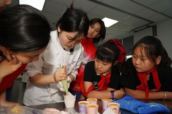 一日營首發(fā)團(tuán)探訪技能大師工作室并現(xiàn)場開展實(shí)踐體驗(yàn)活動。徐匯區(qū)總工會供圖