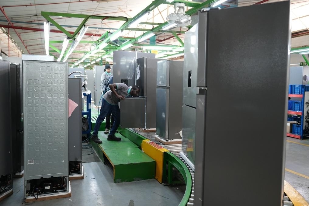 8月14日，在南非開普敦，當(dāng)?shù)貑T工在海信南非工業(yè)園的冰箱生產(chǎn)線上工作。新華社記者王雷攝