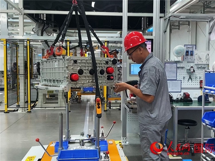 技術(shù)人員進行系統(tǒng)化測試。人民網(wǎng)記者 于洋攝