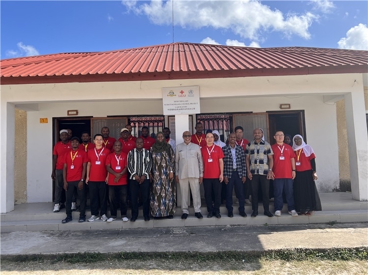 坦桑尼亞桑給巴爾衛(wèi)生部部長(zhǎng)馬茲伊與中方專家組及非方工作人員合影。專家組供圖