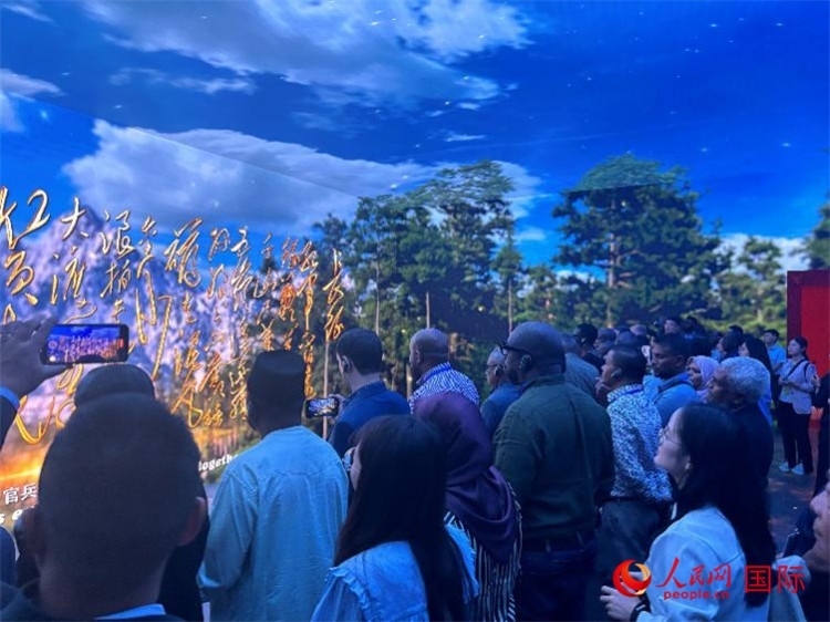 代表團(tuán)在全景影院中感受長(zhǎng)征場(chǎng)景。人民網(wǎng) 曹欣悅攝