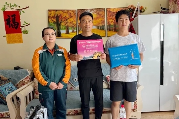 劉傲寒父子收到錄取通知書。北航供圖