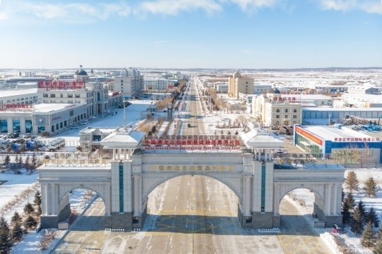 這是2024年1月31日拍攝的中國(guó)（黑龍江）自由貿(mào)易試驗(yàn)區(qū)黑河片區(qū)（無(wú)人機(jī)照片）。五年來(lái)，中國(guó)（黑龍江）自由貿(mào)易試驗(yàn)區(qū)將“試驗(yàn)田”種成“高產(chǎn)田”，以全省萬(wàn)分之三的面積，貢獻(xiàn)了全省約五分之一的實(shí)際使用外資和七分之一的外貿(mào)進(jìn)出口，在對(duì)外合作、降低物流成本、培育特色產(chǎn)業(yè)和新業(yè)態(tài)新模式等方面深入探索，成功產(chǎn)出超過(guò)300項(xiàng)制度創(chuàng)新成果。