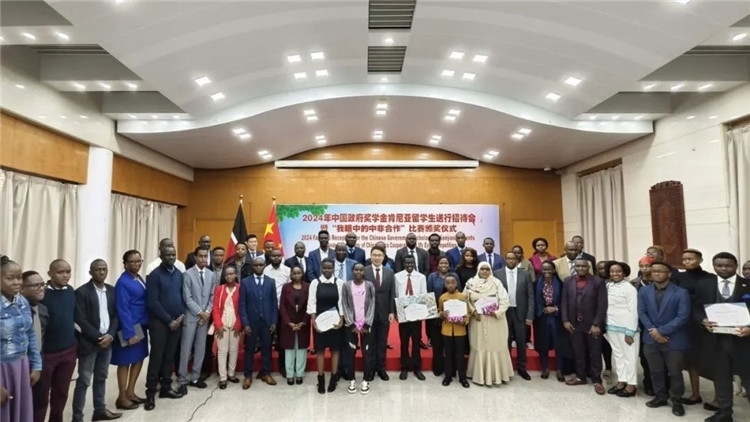 與會嘉賓和留學(xué)生們合影留念。中國駐肯尼亞大使館供圖