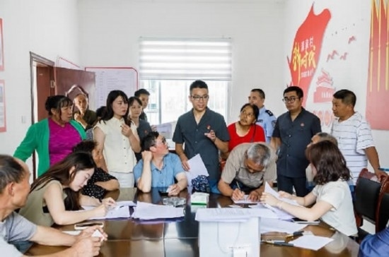 圖為2024年8月6日，重慶市奉節(jié)縣人民法院興隆人民法庭庭長費明軍（中）在做調(diào)解工作。蹇懿 攝